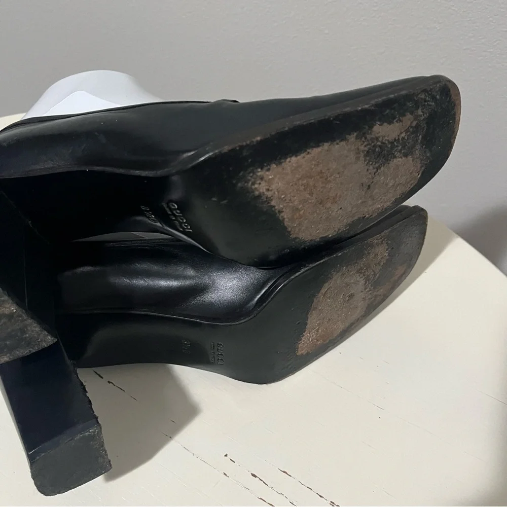 GUCCI Black Leather Block Heels Size 8 1/2 B Gold Tone Bar Across Toes Y2K - Picture 6 of 12